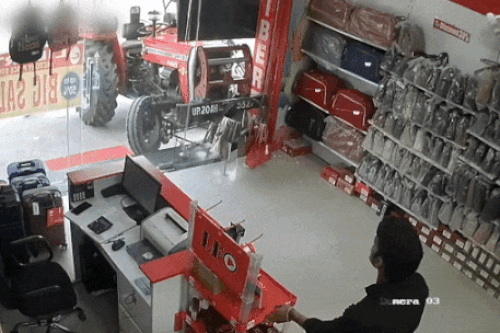 Xe máy kéo đâm sầm vào cửa hàng trưng bày