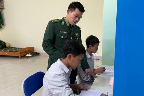 Chuyện 'con nuôi' của những người lính quân hàm xanh