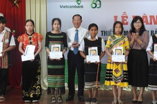 Trao 11.390 máy tính bảng cho học sinh khó khăn tỉnh Kon Tum