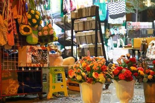 Quà tặng 8/3: Hoa tươi bán chậm, 'hoa ăn được' và 'quà độc' lên ngôi