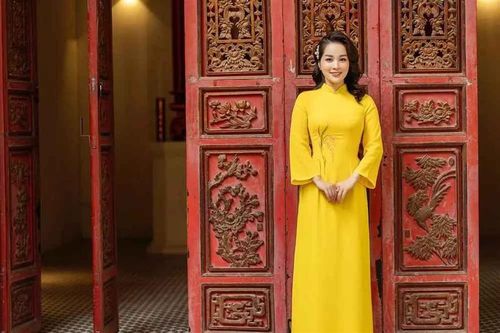 Chia tay hàng hiệu, gái xinh 'Nhật ký Vàng Anh' áo dài dạo phố