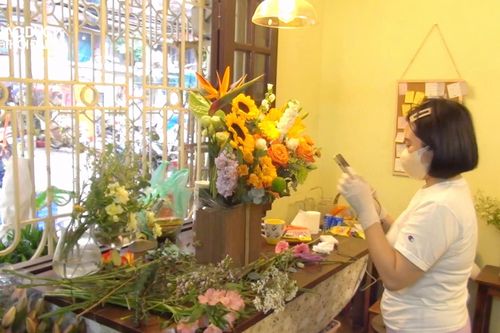 Hoa tươi giá hàng triệu đồng đắt khách dịp 8/3