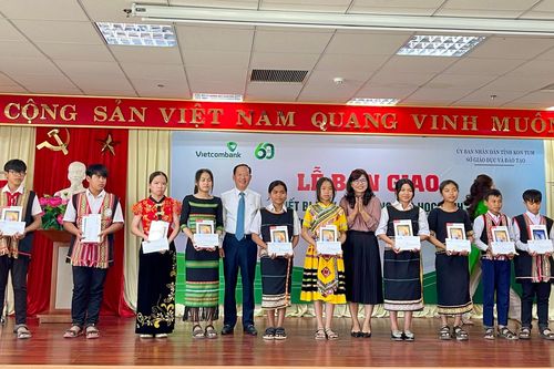 Trao hơn 11.300 máy tính bảng cho học sinh khó khăn tại Kon Tum