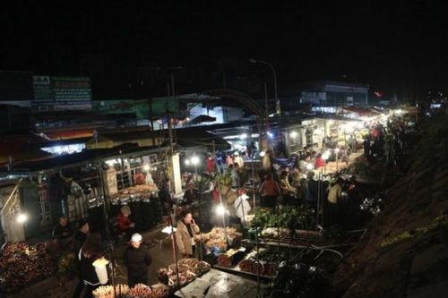 Chợ hoa Quảng Bá nhộn nhịp xuyên đêm dịp lễ 8/3