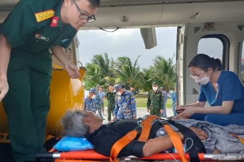 Cấp cứu khẩn cấp, chuyển ngư dân bị đột quỵ não về đất liền bằng trực thăng