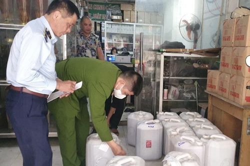 Công ty Phong Phát kinh doanh hàng trăm lít rượu không rõ nguồn gốc
