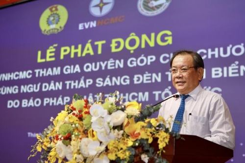 Báo Pháp Luật TP HCM đồng hành Điện lực TP HCM 'Cùng ngư dân thắp sáng đèn trên biển'