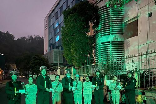 Phòng Cảnh sát cơ động - Công an tỉnh Hà Giang tặng hoa chúc mừng 8/3 nữ nhân viên môi trường và đô thị Hà Giang
