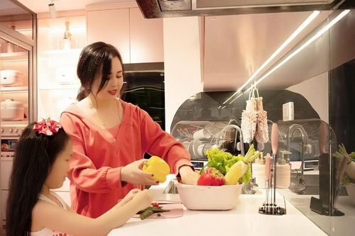 Giữ 'lửa tình yêu', chồng chi 700 triệu tặng vợ ngôi nhà đẹp như phim Hàn
