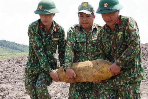 San ủi mặt bằng, người dân tá hỏa phát hiện bom