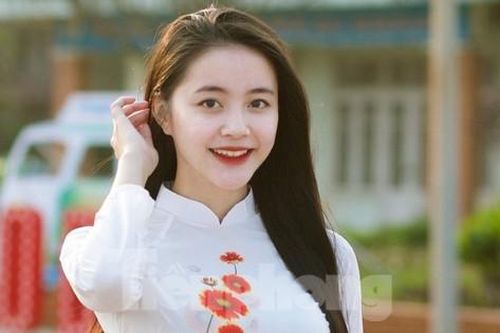 Khoe sắc trong tà áo dài hoa cúc biển