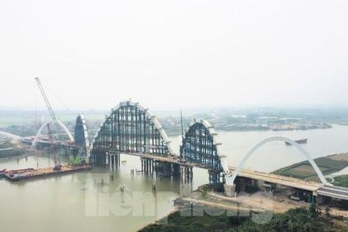 Nhìn gần công trường bắc cầu vòm thép cao nhất Việt Nam trên sông Đuống
