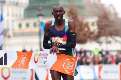 Runner chạy half marathon bằng cà kheo