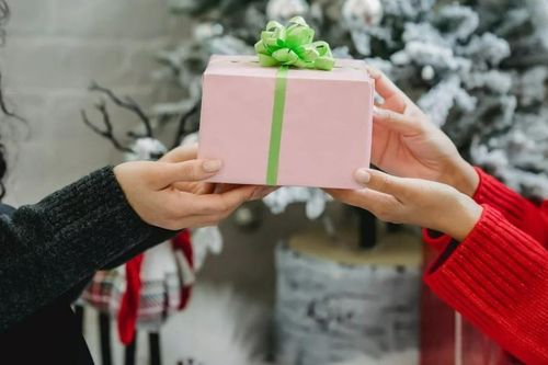Sắp 8/3, mẹ chồng đòi tặng quà trăm triệu khiến tôi khó xử