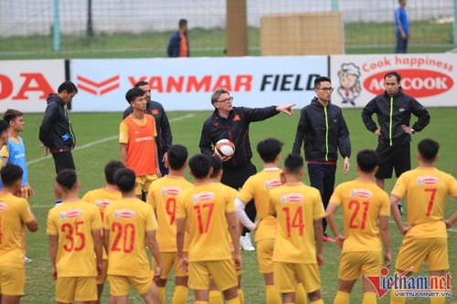 HLV Philippe Troussier loại 13 cầu thủ U23 Việt Nam
