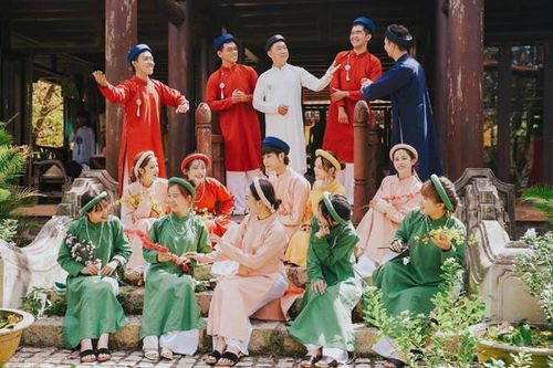 Người trẻ 'khoe' tình yêu với áo dài