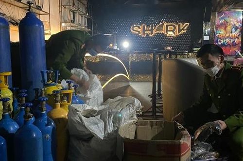 Quán bar Shark đục tường nhà vệ sinh nữ cất giấu 'bóng cười'