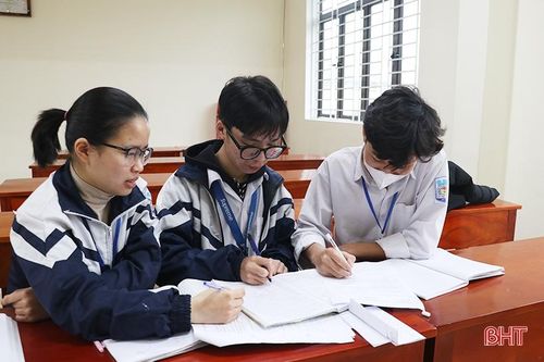 Hơn 1.000 thí sinh Hà Tĩnh tham dự Kỳ thi chọn học sinh giỏi tỉnh lớp 11