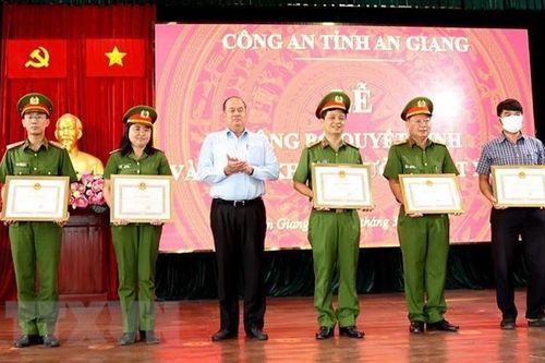 Khen thưởng đột xuất lực lượng phá nhanh vụ vận chuyển gần 19kg ma túy