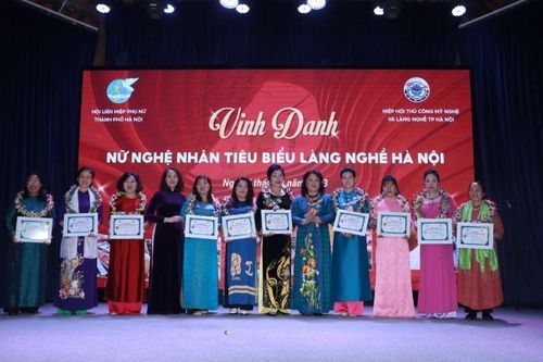 Tôn vinh 10 nữ nghệ nhân tiêu biểu làng nghề Hà Nội nhân ngày 8/3