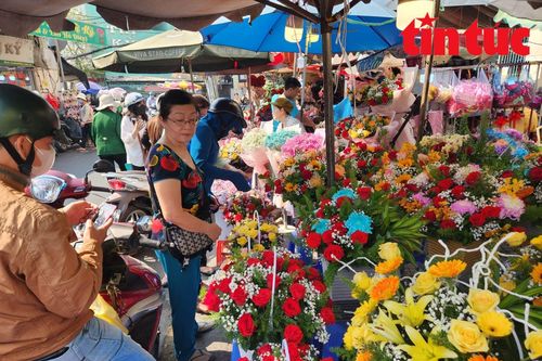 Hoa tươi tại TP Hồ Chí Minh tăng giá cao dịp 8/3