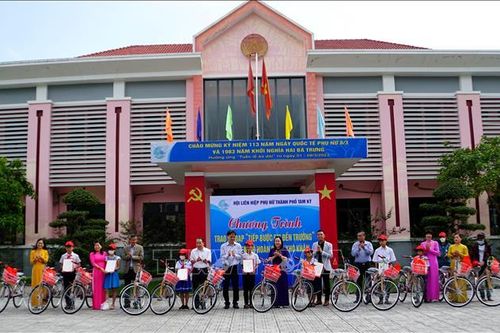 Ngày Quốc tế Phụ nữ: Nhiều chương trình hỗ trợ học sinh nghèo vượt khó