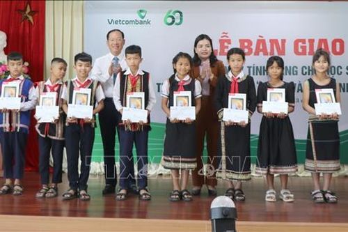 Kon Tum: Trao tặng gần 11.400 máy tính bảng cho học sinh vùng sâu, vùng xa
