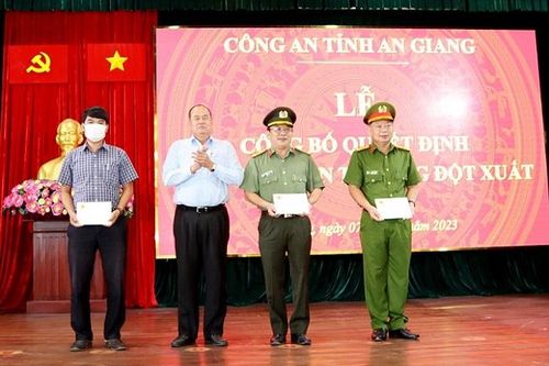 An Giang 'thưởng nóng' lực lượng truy bắt vụ vận chuyển hơn 18kg ma túy