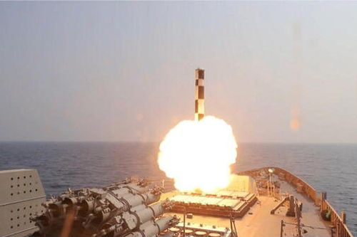 Ấn Độ phóng thử thành công tên lửa BrahMos phiên bản hải quân