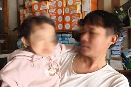 Bé gái hơn 2 tuổi bị xịt hơi cay vào mắt, biết nguyên nhân ai nấy càng phẫn nộ