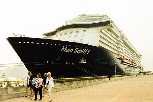 Du thuyền cao cấp Mein Schiff 5 đưa gần 2000 khách quốc tế đến Hạ Long