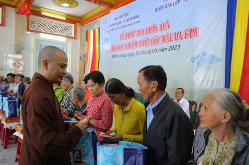 Chùa Diệu Pháp tặng quà bà con bị nhiễm chất độc da cam tại tỉnh Vĩnh Long
