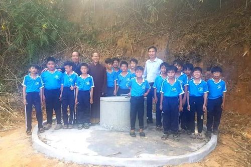 Ban Trị sự Phật giáo H.Đắk Glong tặng giếng nước sạch công cộng cho học sinh
