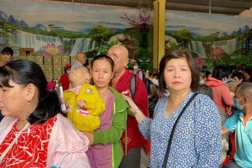 Chùa Long Quang trao quà đến người khuyết tật và neo đơn