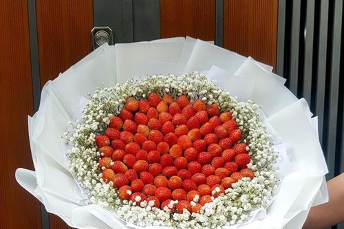 Thị trường quà tặng ngày 8/3: Độc đáo những bó hoa 'ăn được'