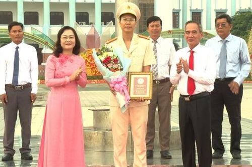 Khen thưởng tập thể, cá nhân trong học tập và làm theo Bác của Công an tỉnh Bạc Liêu