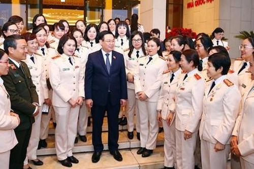 Chủ tịch Quốc hội gặp mặt Đoàn đại biểu phụ nữ Bộ Công an