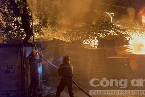 Hàng chục cảnh sát dập tắt vụ hỏa hoạn tại kho phế liệu gỗ trong đêm