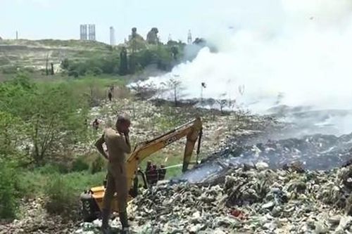 Núi rác ở Ấn Độ bốc cháy khiến cư dân ngạt thở vì khói độc