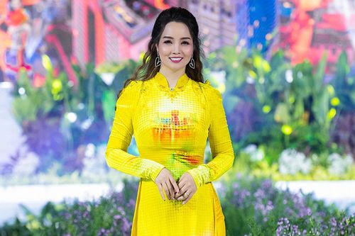 Mai Thu Huyền thướt tha diễn mở màn khai mạc Lễ hội Áo dài TP.HCM 2023