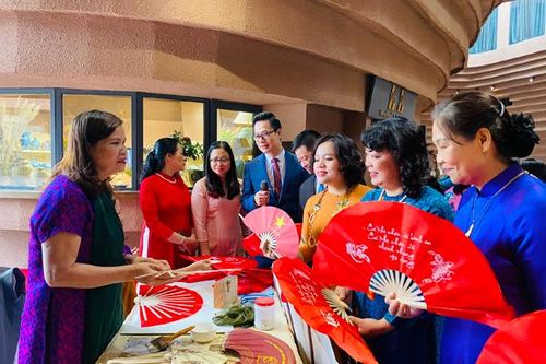 Tôn vinh 10 nữ nghệ nhân tiêu biểu làng nghề Hà Nội