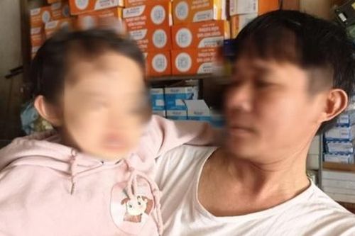 Điều tra vụ bé gái hơn 2 tuổi bị xịt hơi cay vào mắt