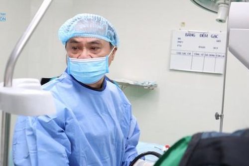 Phát hiện hơn 10 viên sỏi và nhiều mủ đặc trong ống mật chủ của cụ bà 72 tuổi