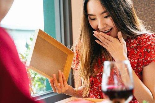 Đừng cứ thấy đẹp thì mua, hãy đọc cách chọn quà 8/3 cho phái đẹp theo từng lứa tuổi dưới đây để làm phụ nữ hài lòng