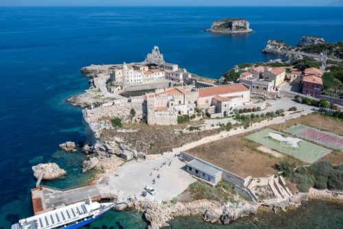 Người phụ nữ duy nhất quản lý tù nhân trên đảo nhỏ ở Italia