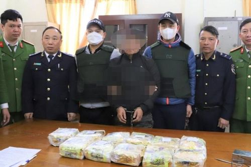 Thuê taxi vận chuyển 11 kg ma túy đá