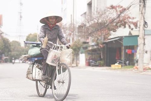 Những người phụ nữ tất bật trong ngày 8/3