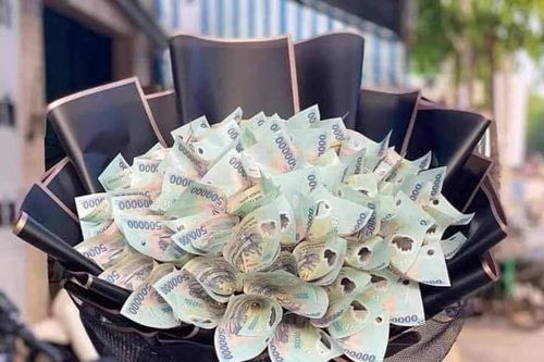 Tặng hoa kết bằng tiền thật có thể bị phạt tới 15 triệu đồng