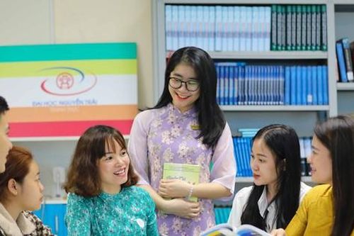 Nữ giảng viên trường ĐH Nguyễn Trãi tôn vinh tà áo dài trên giảng đường