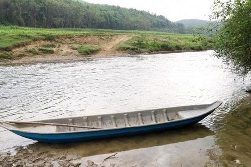 Hai cháu bé đuối nước thương tâm khi ra sông cạnh nhà chơi